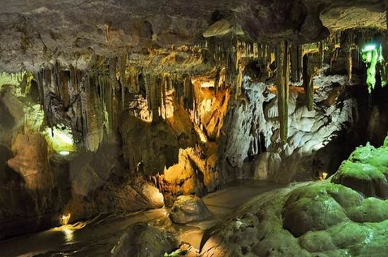 pourquoi aller visiter une grotte en france
