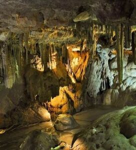 pourquoi aller visiter une grotte en france